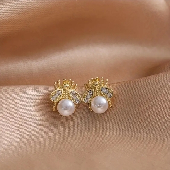 Jewelry - SOLD OUT NEW Bee earings with adorable pearl